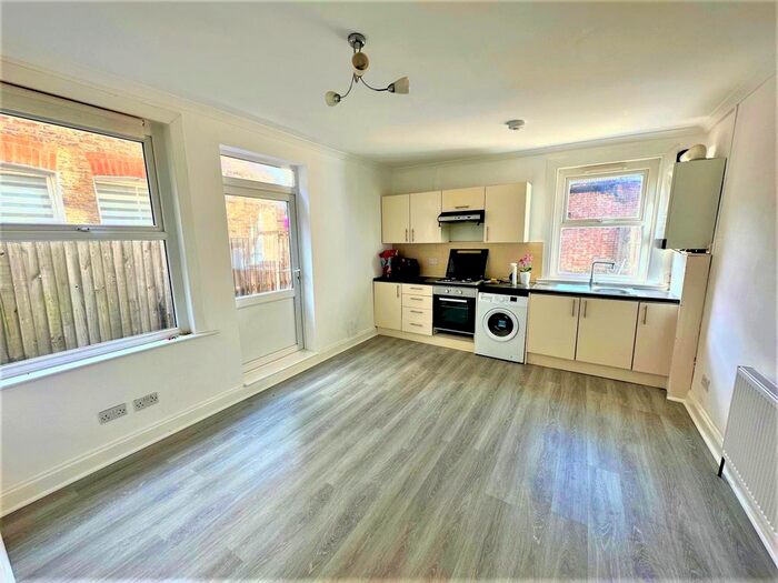 3 Bedroom Maisonette To Rent In Totterdown Street, Tooting Broadway, London, SW17