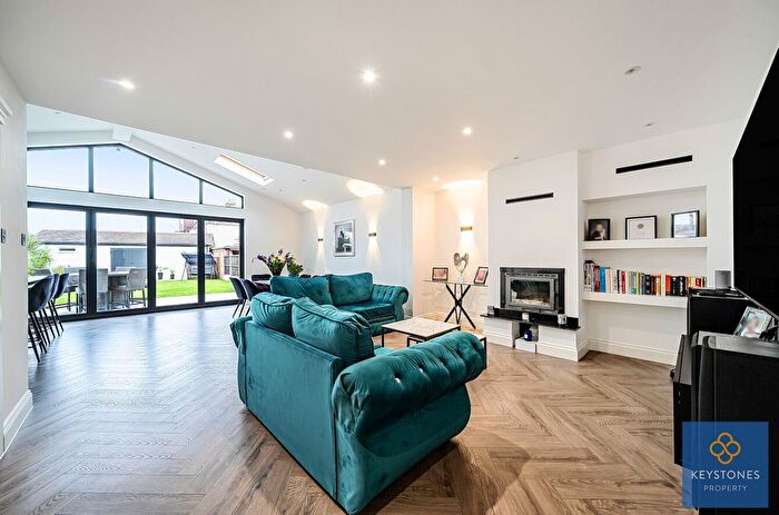 4 Bedroom Semi-detached House For Sale In Lawns Way, Collier Row, RM5