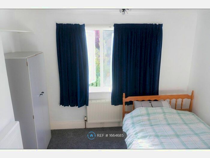 3 Bedroom Semi-Detached House To Rent In Henconner Ave, Leeds, LS7