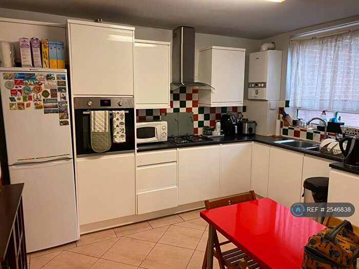 3 Bedroom Flat To Rent In Wallis Close, London, SW11