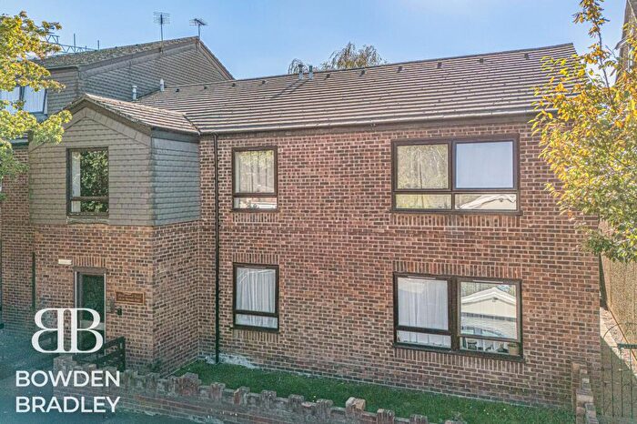 1 Bedroom Flat For Sale In Youngs Road, Hastingwood Court Youngs Road, IG2