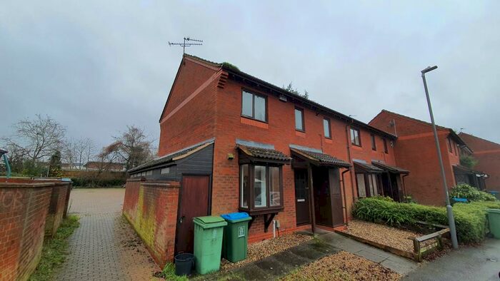 3 Bedroom Semi-Detached House To Rent In Bryanston Avenue, HP20