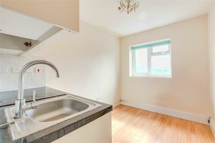 Apartment To Rent In Lydford Road, London, NW2