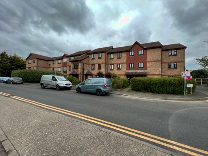 2 Bedroom Flat To Rent In Latimer Court, EN8