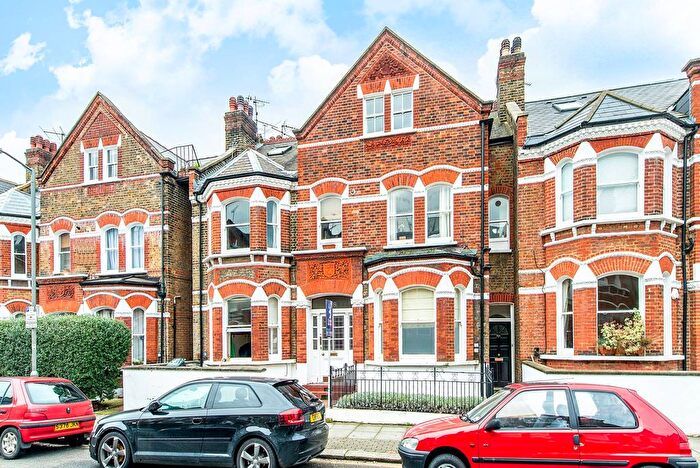 2 Bedroom Flat To Rent In Lavender Gardens, Battersea, London, SW11