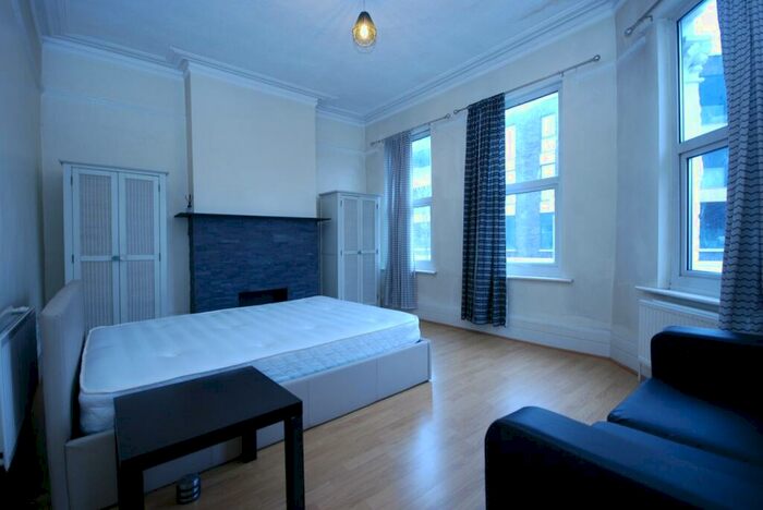 2 Bedroom Flat To Rent In Falcon Road, London, SW11