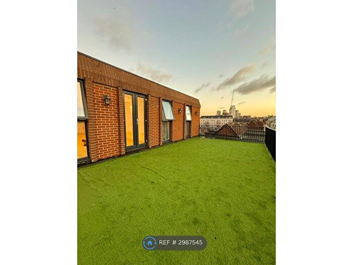 2 Bedroom Flat To Rent In High Street, Sutton, SM1