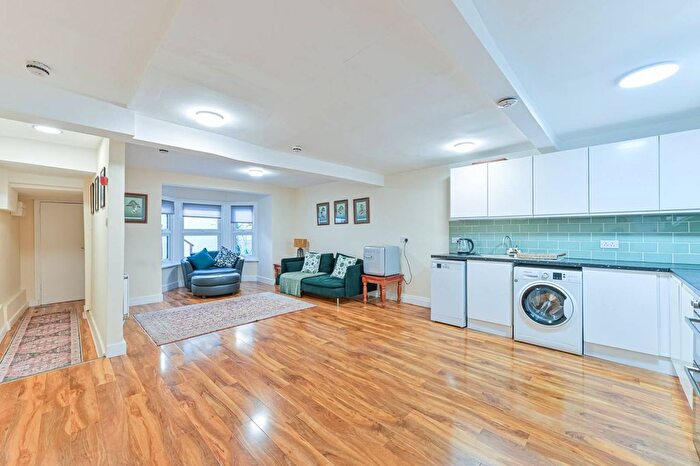 2 Bedroom Flat For Sale In Maude Road, Camberwell, London, SE5