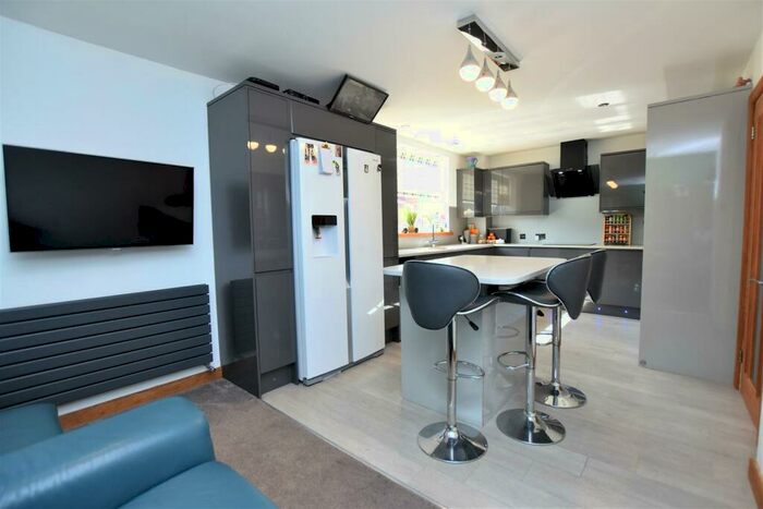 4 Bedroom Detached House For Sale In Glyn Avenue, Wrexham, LL12