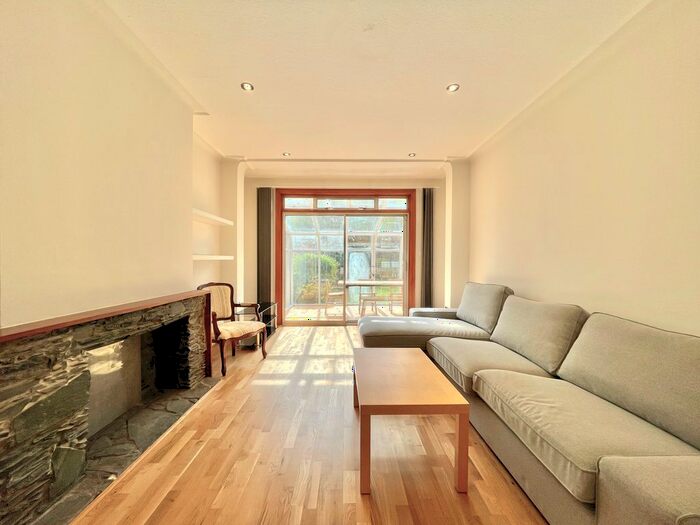 4 Bedroom Semi-Detached House To Rent In Saddlescombe Way, London, N12