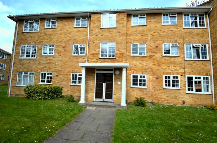 3 Bedroom Flat To Rent In Lark Avenue, Staines, TW18