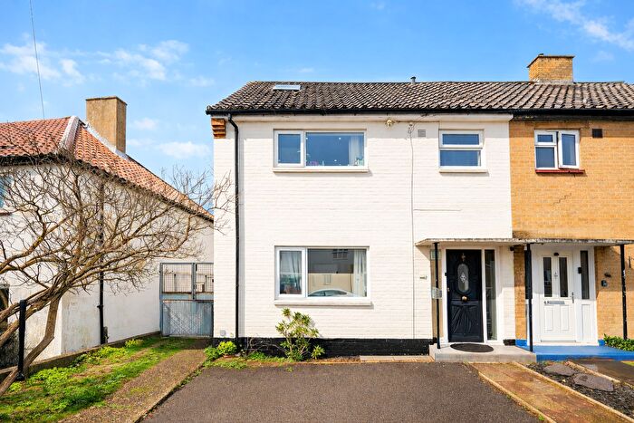 5 Bedroom Semi Detached House For Sale In Stormont Way, Chessington, KT9