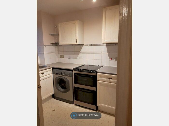 1 Bedroom Flat To Rent In Lovegrove Drive, Burnham, SL2