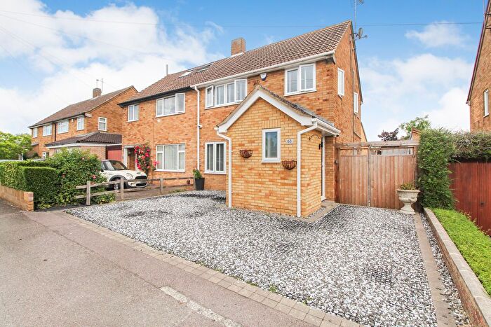 3 Bedroom Semi-detached House For Sale In Fulmar Road, Bedford, MK41