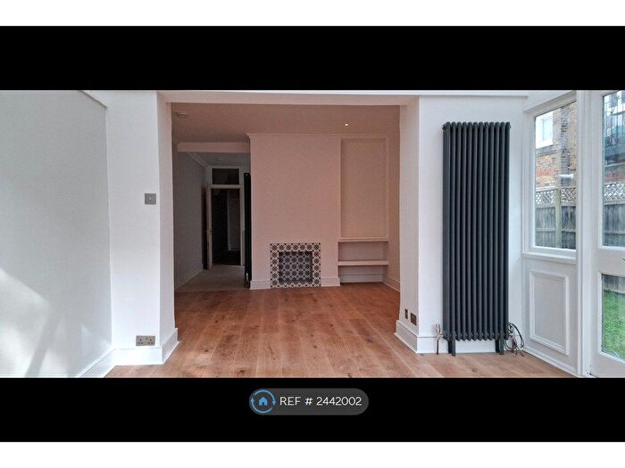 3 Bedroom Flat To Rent In Weir Rd, London, SW12