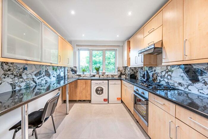 3 Bedroom Flat To Rent In Swain Street, St John's Wood, London, NW8