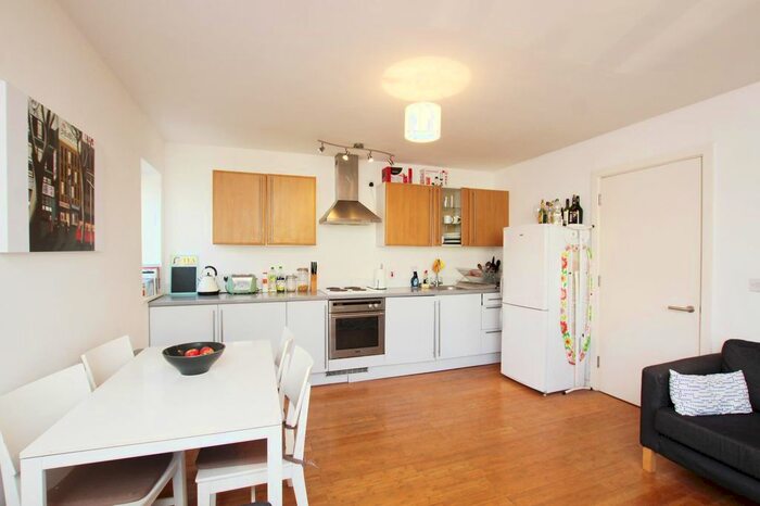 3 Bedroom Flat To Rent In Felix Place, London, SW2