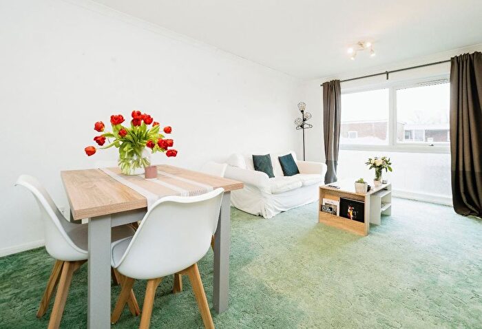 2 Bedroom Flat To Rent In Gordon Road, London, E18
