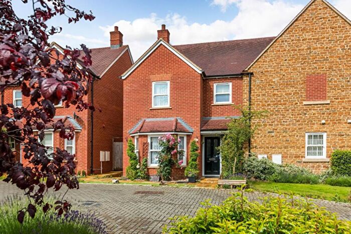 3 Bedroom Semi-Detached House For Sale In Bourton Road, Banbury, OX16