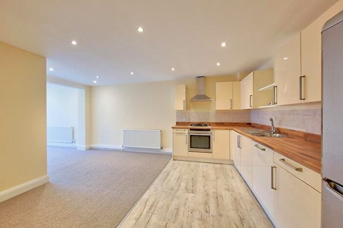 2 Bedroom Flat To Rent In Alfriston Road, SW11