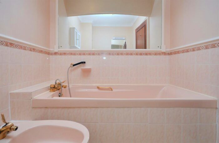 2 Bedroom Flat For Sale In Wilmington Square, Eastbourne, BN21
