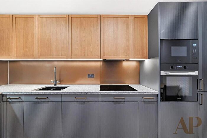 2 Bedroom Apartment To Rent In Merino Gardens, London Docks, E1W