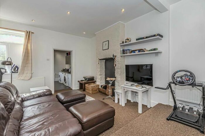 2 Bedroom Flat To Rent In Barrow Road, London, SW16