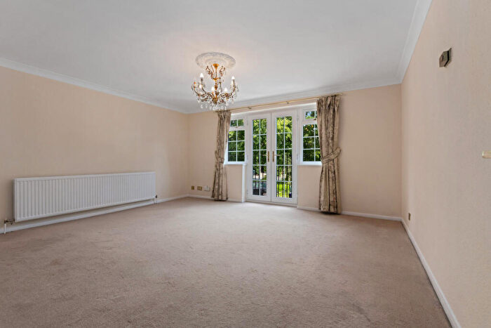 4 Bedroom Terraced House For Sale In Colonels Walk The Ridgeway, Enfield, EN2