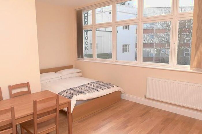 Studio To Rent In Woodstock Grove, London, W12