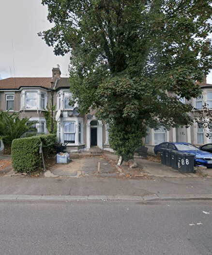 Garage / Parking To Rent In Northbrook Road, Ilford, Essex, IG1