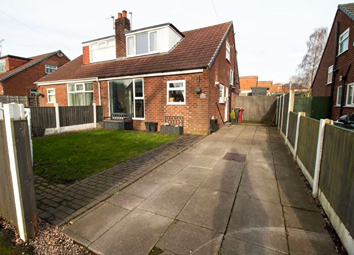 4 Bedroom Semi Detached Bungalow For Sale In Trent Way, Kearsley, Bolton, BL4