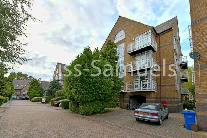 3 Bedroom Apartment To Rent In Collette Court, Eleanor Close, London, Canada Water, SE16