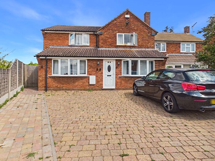 6 Bedroom Semi-detached House To Rent In Meadowcroft, Aylesbury, HP19