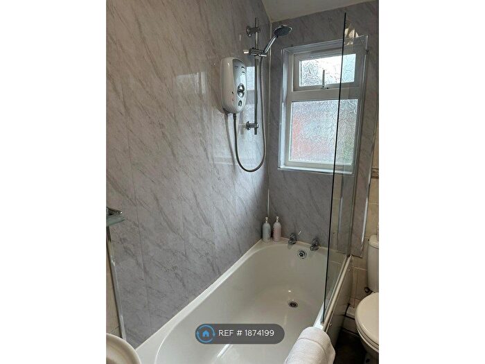 4 Bedroom Semi-Detached House To Rent In Cross Flatts Grove, Leeds, LS11