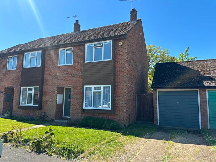 3 Bedroom Semi-Detached House For Sale In Farnham Close, Bovingdon, HP3