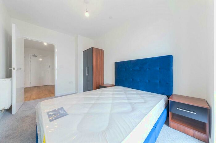 2 Bedroom Apartment To Rent In Lakeside Drive, London, NW10