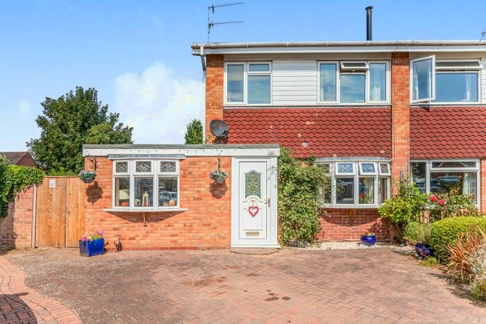 3 Bedroom Semi-Detached House For Sale In Clevedon Green, South Littleton, WR11