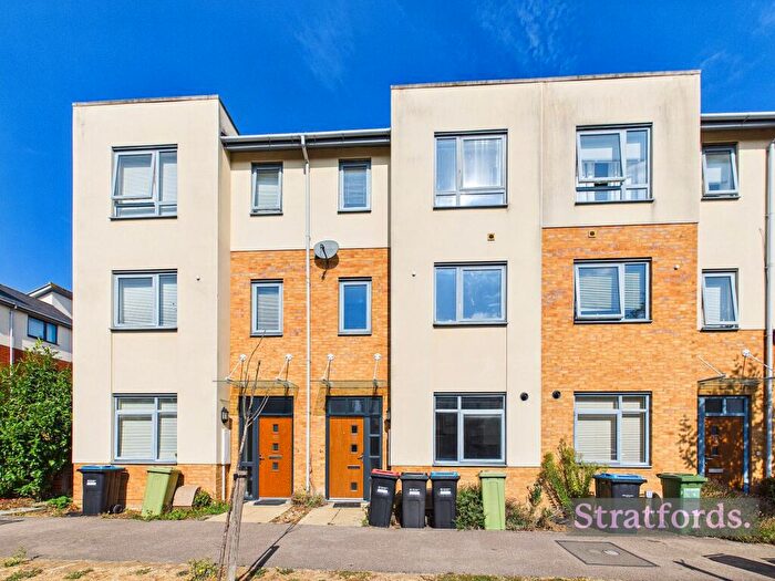 3 Bedroom Town House To Rent In Langham Way, Ashland, MK6