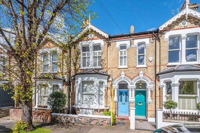 2 Bedroom Flat To Rent In Mallinson Road, Between The Commons, London, SW11