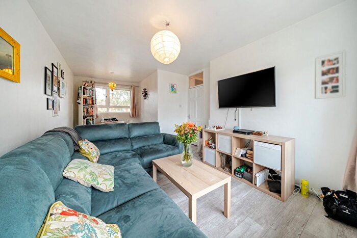2 Bedroom Flat For Sale In Heather Close, London, SW8