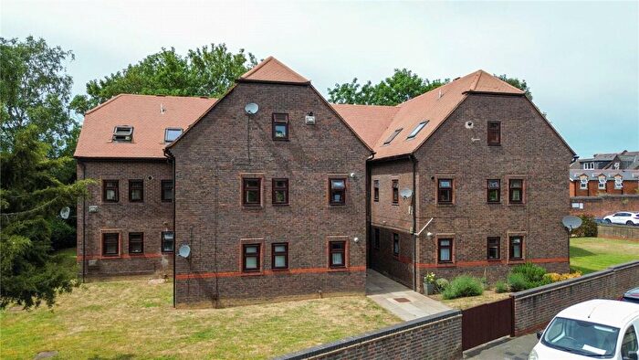 1 Bedroom Apartment For Sale In Brock Gardens, Reading, Berkshire, RG30