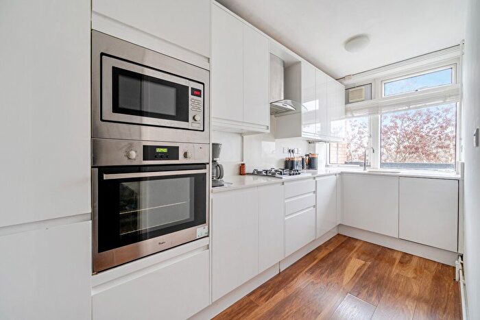 2 Bedroom Flat For Sale In Carlton Drive, Putney, London, SW15