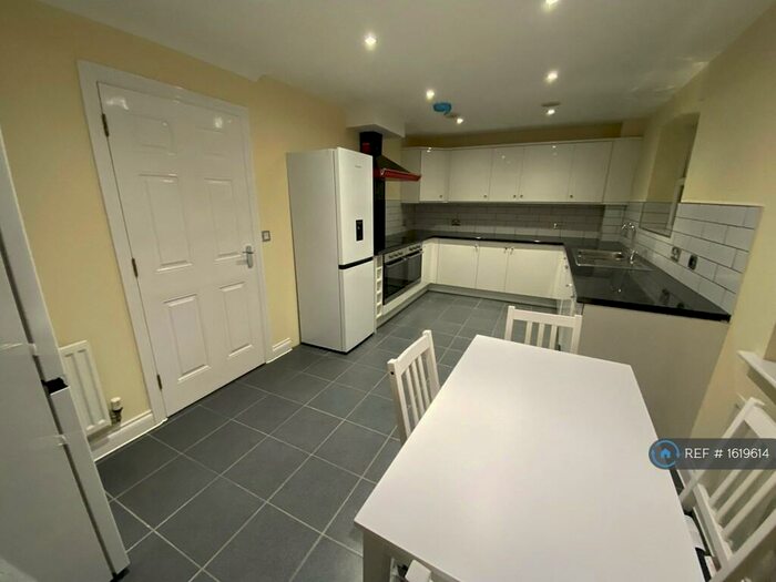 6 Bedroom Detached House To Rent In Mascot Square, Colchester, CO4