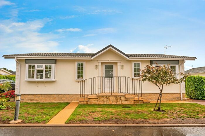 2 Bedroom Park Home For Sale In Cheltenham Road, Ashton-Under-Hill, Evesham, WR11