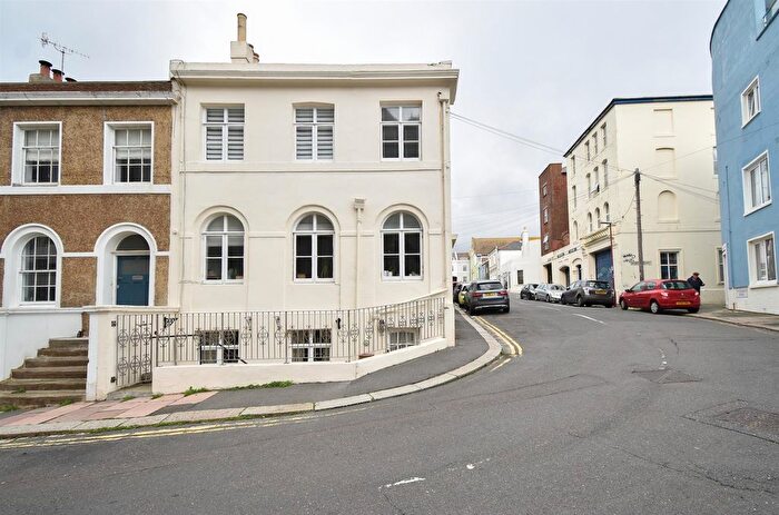 2 Bedroom Flat To Rent In East Ascent, St. Leonards-On-Sea, TN38