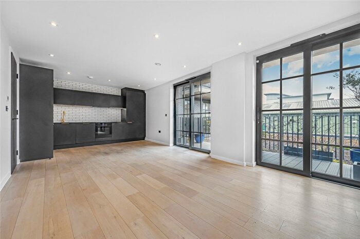 3 Bedroom Flat To Rent In Trenmar Gardens, London, NW10