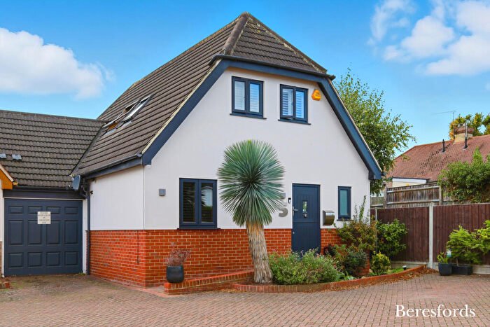 3 Bedroom Link Detached House For Sale In Amelle Gardens, Romford, RM3