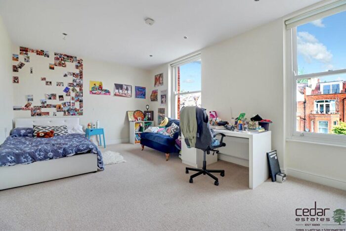 3 Bedroom Flat To Rent In Compayne Gardens, South Hampstead, NW6