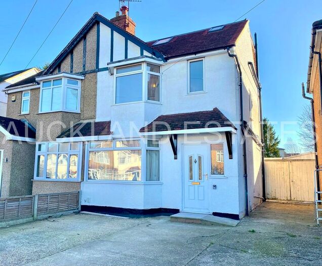 4 Bedroom Semi-Detached House To Rent In Auckland Road, Potters Bar, EN6