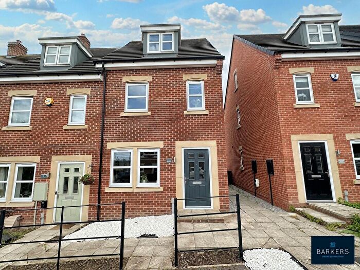 3 Bedroom Town House For Sale In Midwinter Row, Drighlington, BD11